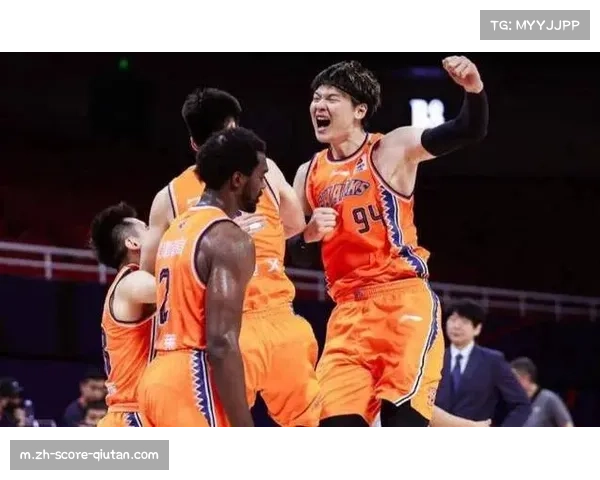 上海久事稳居积分榜次席 王哲林洛夫顿组合展现统治力 上海久事稳居积分榜次席 王哲林洛夫顿组合展现统治力